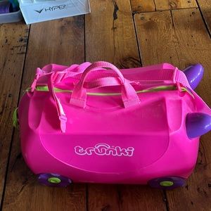 Trunki kids ride on suitcase pink